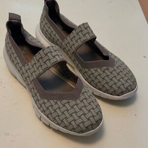 bernie mev. Women's Woven Gray Flats